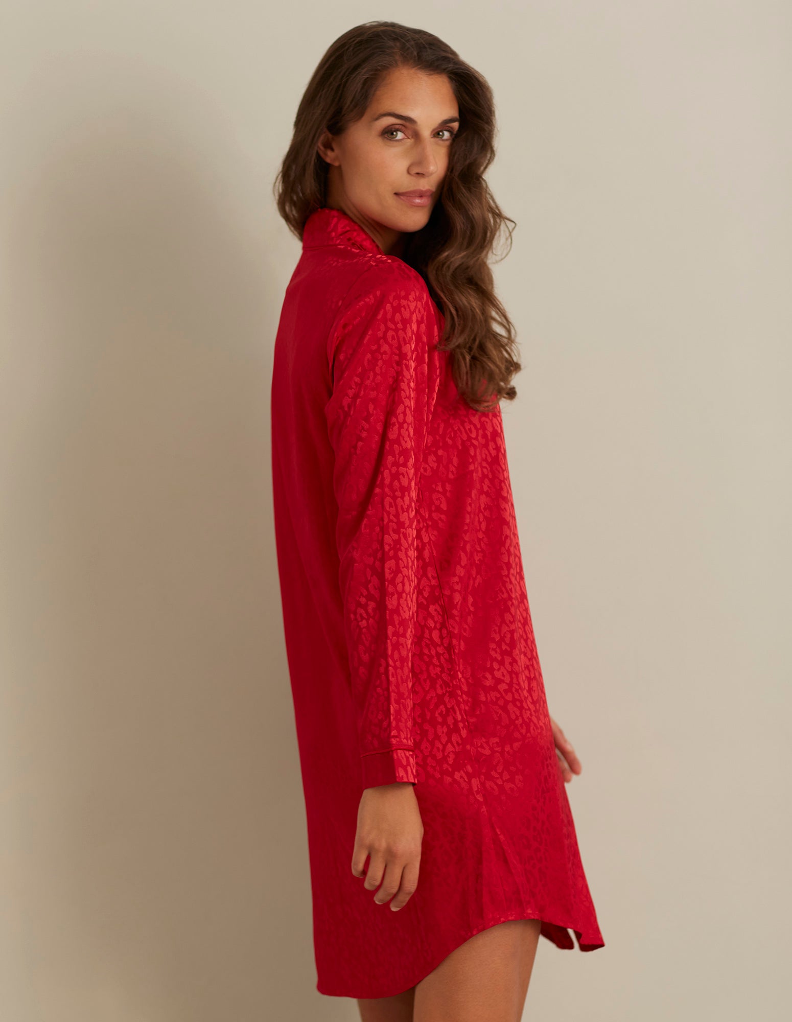 Red Leopard Woman Long-sleeve nightshirt